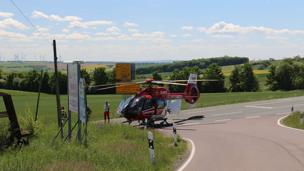 Unfall auf der B87 bei Bad Kösen: Die DRF-Luftrettung muss helfen.