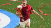 Auch Thomas Müller verabschiedet sich mit Bierduschen.