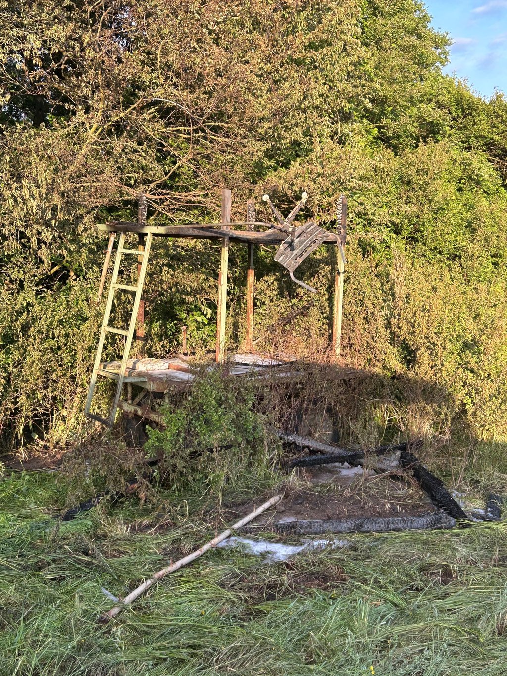 Der Hochsitz nach dem Brand