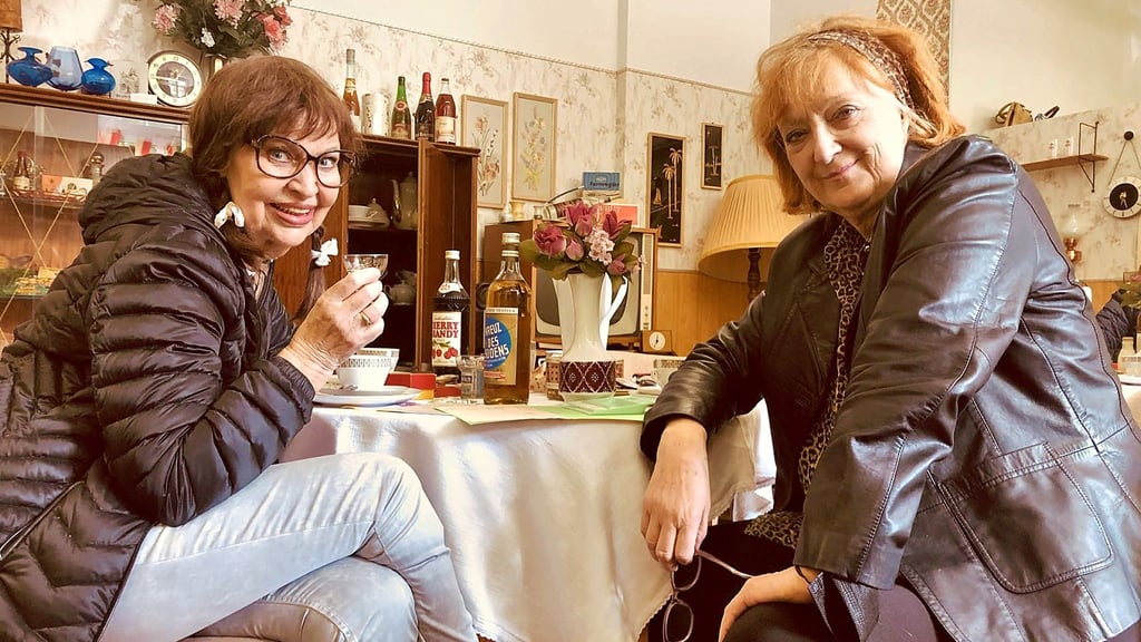 Urte Blankenstein (l.) und Dagmar Gelbe besuchten gemeinsam das DDR-Museum in Bobbau.