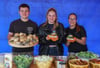 Florian Hammer (von links), Neela Schäckel und Klara Woithe vom Agricolagymnasium der Stadt verkauften Burger.