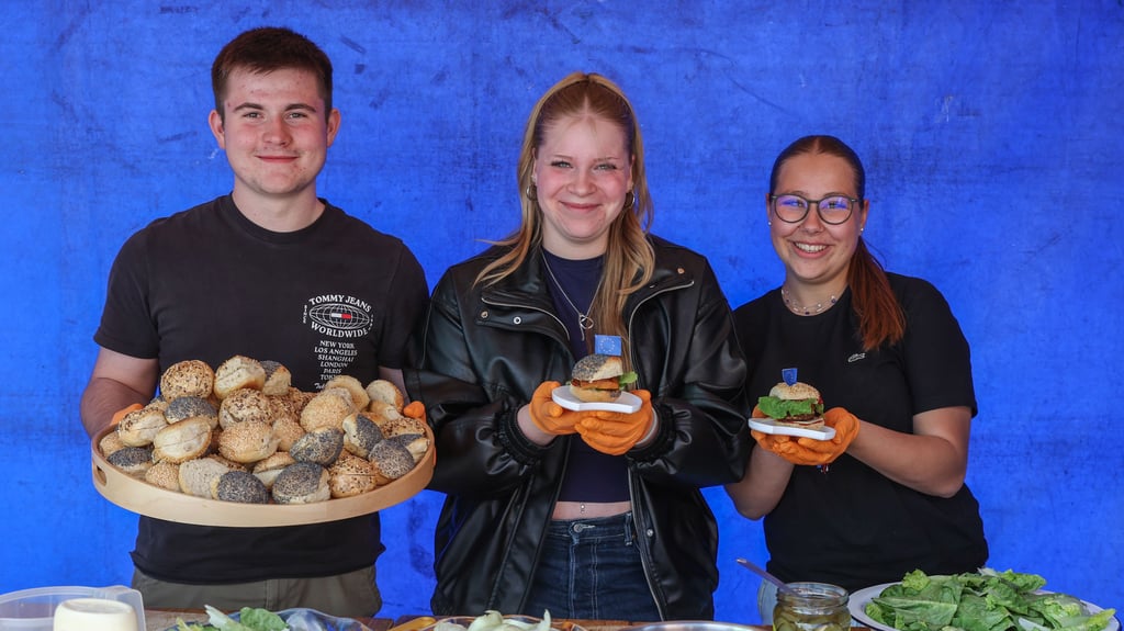 Florian Hammer (von links), Neela Schäckel und Klara Woithe vom Agricolagymnasium der Stadt verkauften Burger.