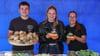 Florian Hammer (von links), Neela Schäckel und Klara Woithe vom Agricolagymnasium der Stadt verkauften Burger.