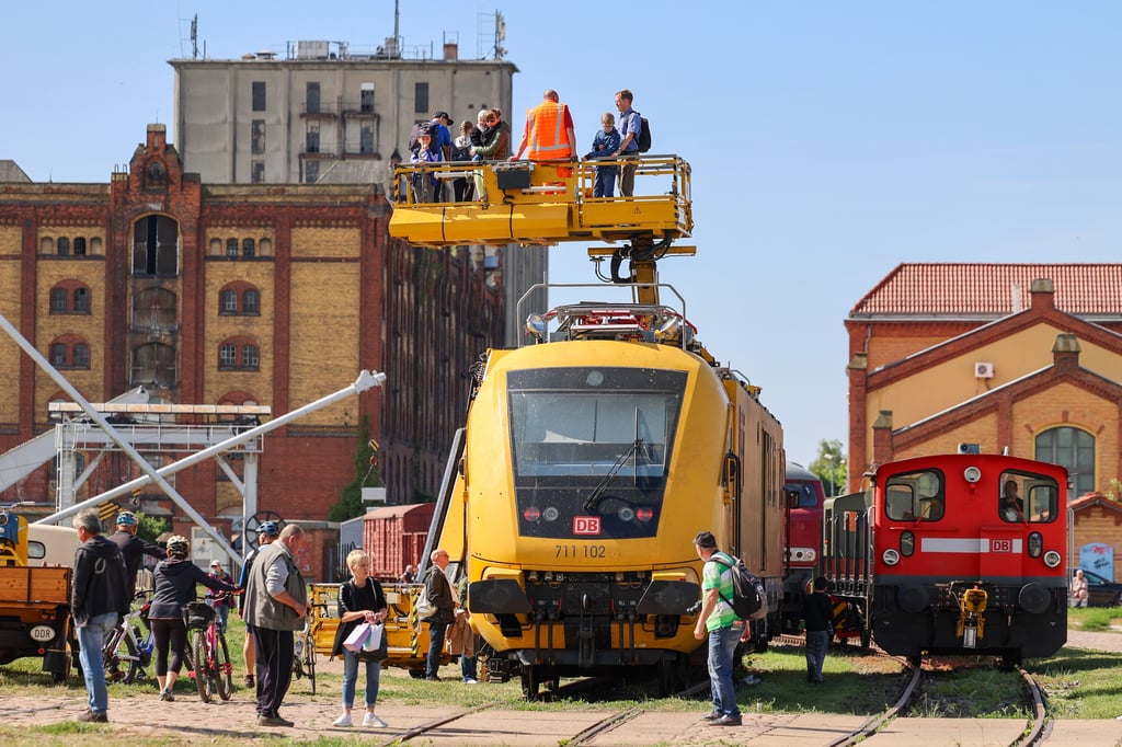 Im Wissenschaftshafen haben die Magdeburger Eisenbahnfreunde ihren Vereinsgeburtstag mit einem Familienfest gefeiert.