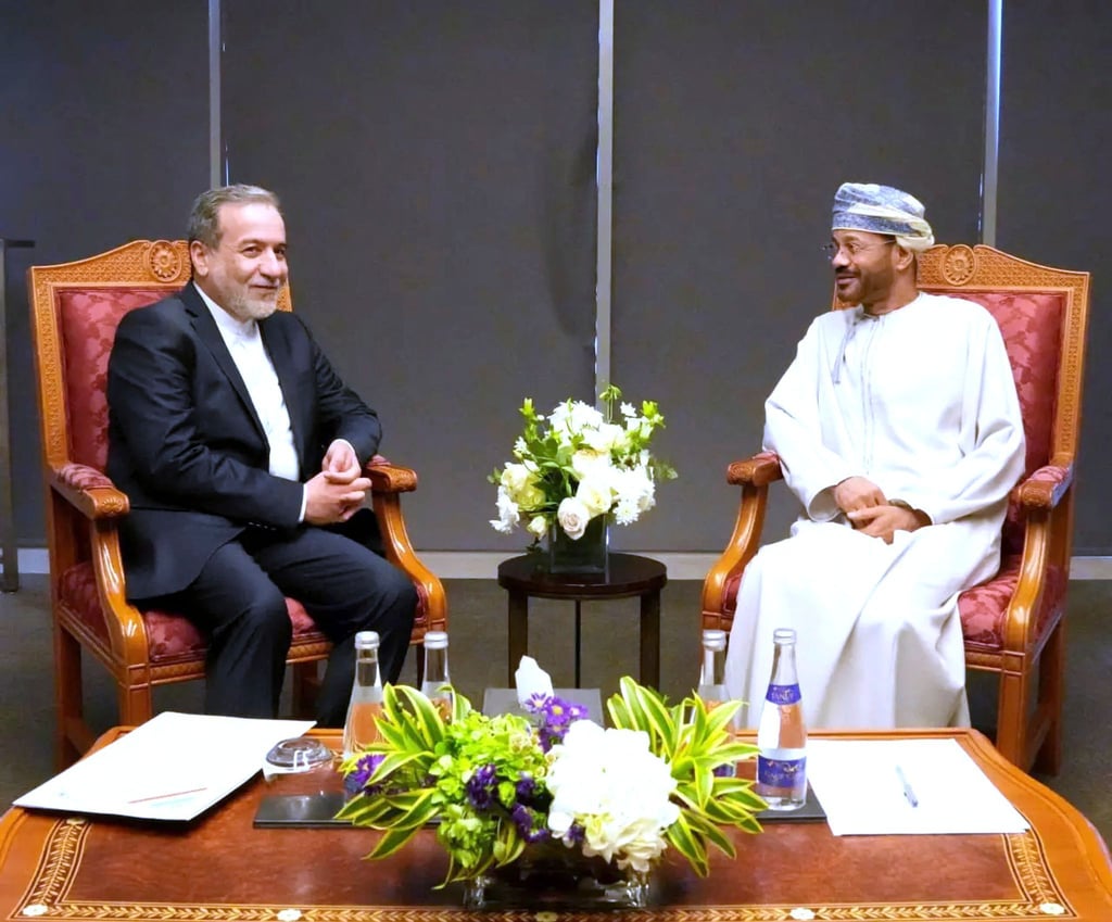 Die Verhandlungen über Irans umstrittenes Atomprogramm gehen weiter. Für den Iran verhandelt Außenminister Araghtschi (l), Omas Außenminister al-Busaidi (r) vermittelt. (Archivbild)