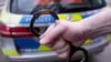 Ein 51-Jähriger soll in Oldenburg seine Ex-Freundin angegriffen haben - jetzt sitzt er in U-Haft. (Symbolbild)