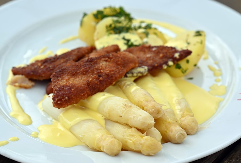 Diejenigen, die Spargel mögen, essen ihn am liebsten mit Sauce hollandaise (einer Soße, die ursprünglich nur aus Butter, Eigelb und einer Reduktion aus Weißwein besteht). (Archivbild)