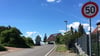 Ein echter Schildbürgerstreich: Das Tempo-30-Limit wurde in Veltheim zwar bis in die Hornburger Straße verlängert, endet aber immer noch zu früh: Um auch die Anwohner der Christian-Behrens-Straße zu schützen, müsste das Limit bis zu dieser Querstraße (schwarzes Auto vor dem Haus in der Mitte) verlängert werden.