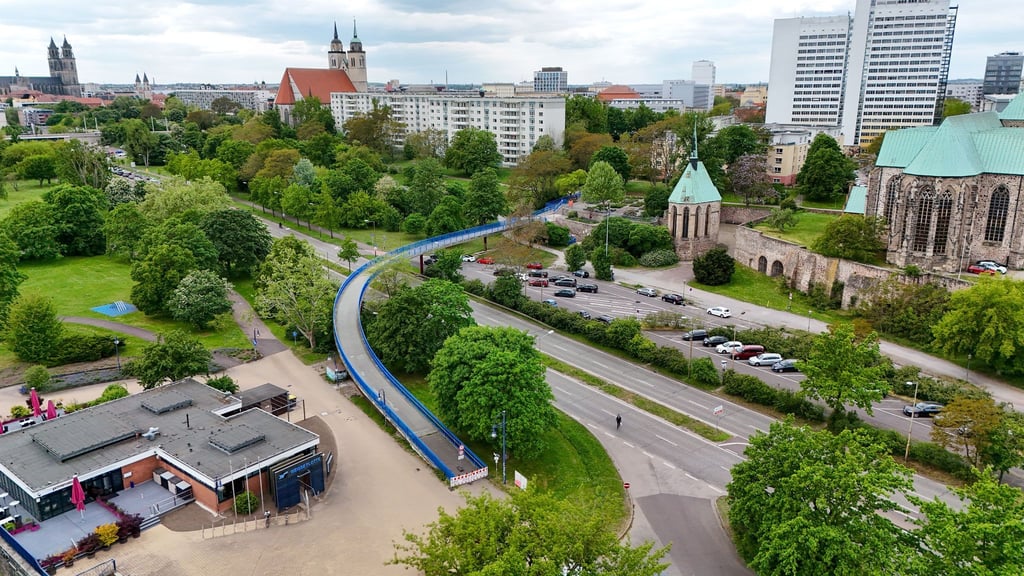 Die Brücke verbindet den Bereich der Elbe mit der Magdeburger Innenstadt.