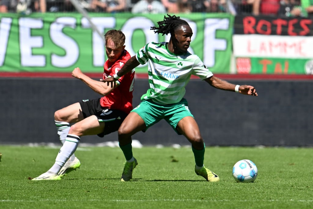 Fürther Torschütze: Noel Futkeu (r).