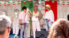 Mit einer Modenschau versucht Händlerin Andrea Lux (Mitte) beim Stadtfest Interesse für ihr Geschäft in der Breiten Straße zu wecken.