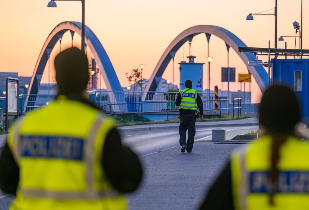 An den Grenzen wie hier am deutsch-polnischen Grenzübergang Stadtbrücke wird nach einer Anweisung von Bundesinnenminister Alexander Dobrindt verstärkt kontrolliert.