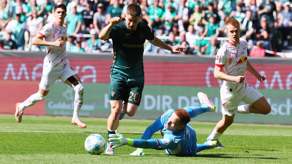 RB-Keeper Peter Gulacsi im Duell mit Bremens Romano Schmid