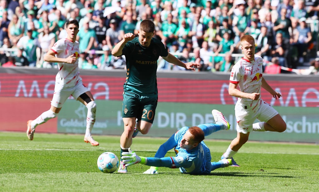 RB-Keeper Peter Gulacsi im Duell mit Bremens Romano Schmid
