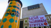 Seit Freitagabend halten Aktivisten das Schauspielhaus Chemnitz besetzt. Sie demonstrieren gegen einen Kultur- und Sozialabbau sowie für den Erhalt des Gebäudes.