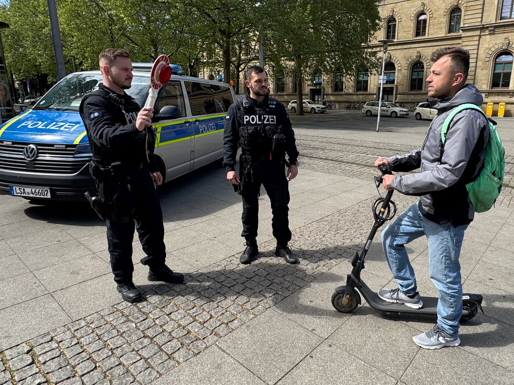 Burak Türkmen (35) wird von Polizeioberkommissar Philipp Stypa (l.) und seinem Kollegen Wesley Hähre (m.) am Magdeburger Hauptbahnhof kontrolliert. Bei dem Mann aus Barleben ist aber alles in Ordnung.