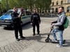 Burak Türkmen (35) wird von Polizeioberkommissar Philipp Stypa (l.) und seinem Kollegen Wesley Hähre (m.) am Magdeburger Hauptbahnhof kontrolliert. Bei dem Mann aus Barleben ist aber alles in Ordnung. 