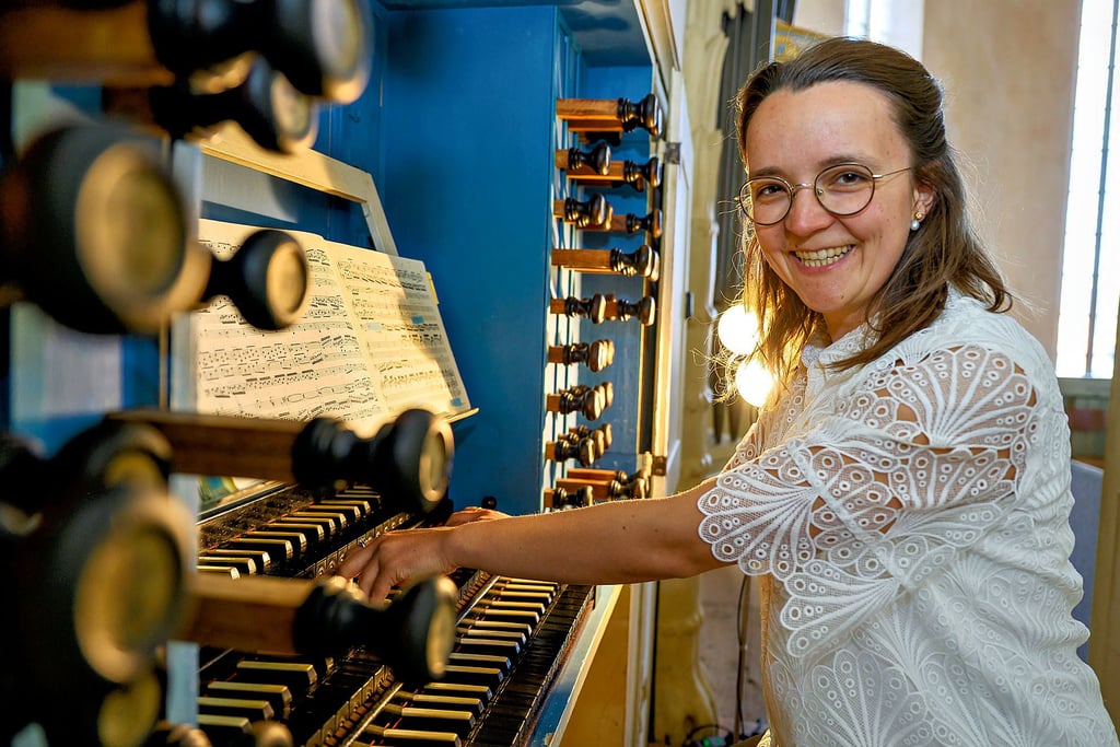 Die neue Assistenzorganistin an der Naumburger Stadtkirche St. Wenzel: Mirjam Laetitia Haag. Seit August 2024 unterstützt sie Wenzelsorganist Nicolas Berndt.