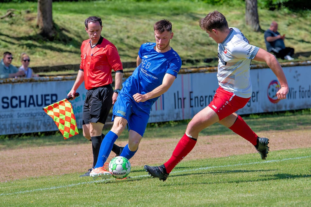 Der Naumburger Till Weiland (r.) versucht, Eirik Müller zu stoppen. Das Kellerduell der Kreisoberliga im Stadion Saalestraße zwischen den Domstädtern und Bad Bibra/Saubach endet schließlich 2:2.