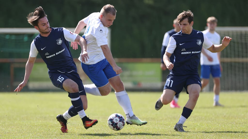 Arne Gerstner (M.) sorgte in der zweiten Halbzeit für mehr Schwung bei der SV Fortuna im Spiel gegen Thalheim – Aleksander Marek Mrozik (l.) und Viktor Stashenko.
