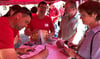 Der Förderverein sammelte am Sonntag hunderte Unterschriften und Spenden für die Öffnung des Nienburger Freibades.