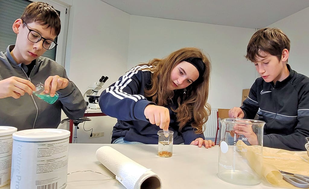 Das war spannend für die Jugendlichen: Beim Workshop stellten die Marlon (von links), Leonie und Timo selbst Bubbles her und befanden sie bei der Kostprobe für durchaus schmackhaft.