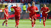 Torschütze Marlon Ritter (2.v.l.) darf mit dem 1. FC Kaiserslautern weiter auf den Relegationsplatz hoffen.