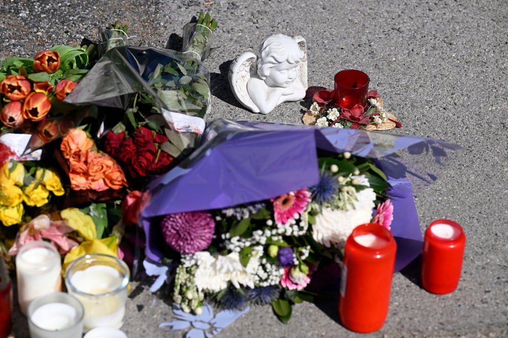 Zeichen der Anteilnahme: Auf einem Bürgersteig an dem Spielplatz sind Kerzen und Blumen niedergelegt worden.
