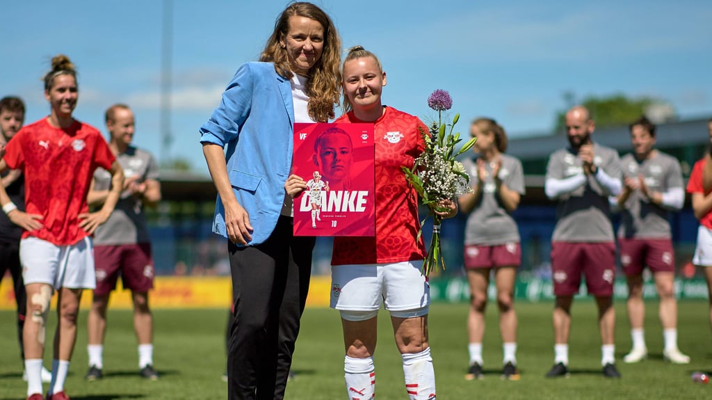 Vanessa Fudalla wird wie neun Teamkolleginnen bei RB Leipzig verabschiedet.