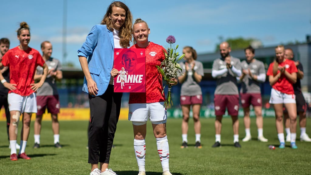 Vanessa Fudalla wird wie neun Teamkolleginnen bei RB Leipzig verabschiedet.