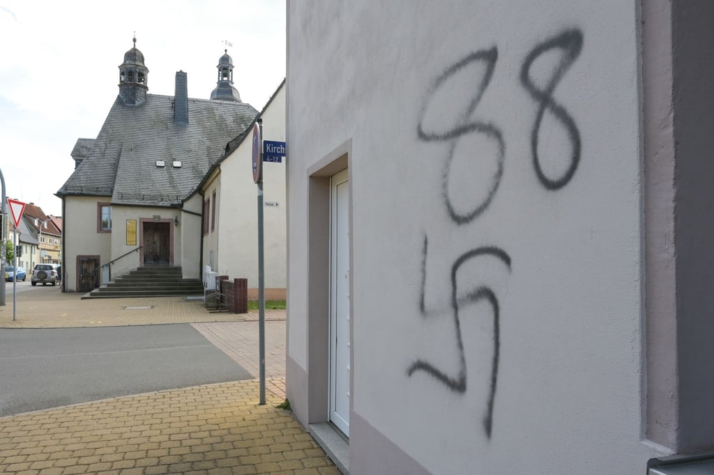 Diverse Hausfassaden in Allstedt wurden beschmiert.