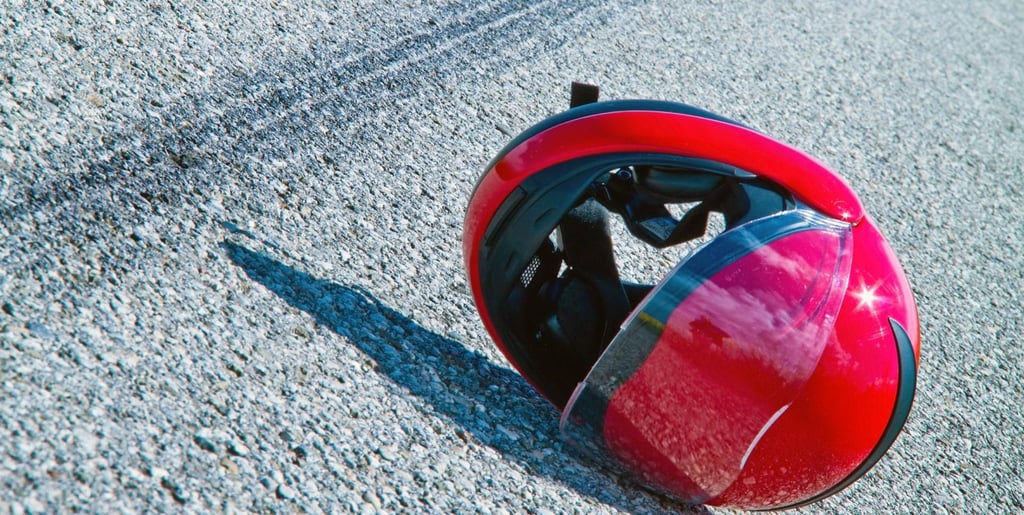 Eine 19-jährige Motorradfahrerin verunglückte auf der B71 bei Gardelegen, nachdem sie ohne Führerschein in eine Kolonne prallte.