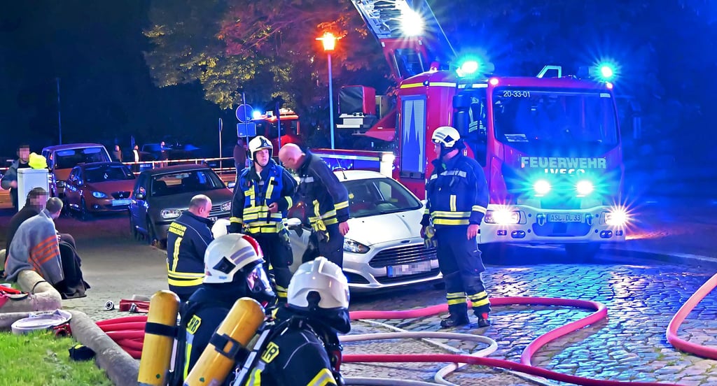 Ein Kellerbrand hat in der Curthstraße in Aschersleben eine Explosion ausgelöst. Zeitgleich gab es für die Feuerwehr noch einen Einsatz.