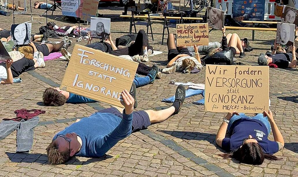 LIm Liegen forderten Betroffene medizinische Unterstützung.