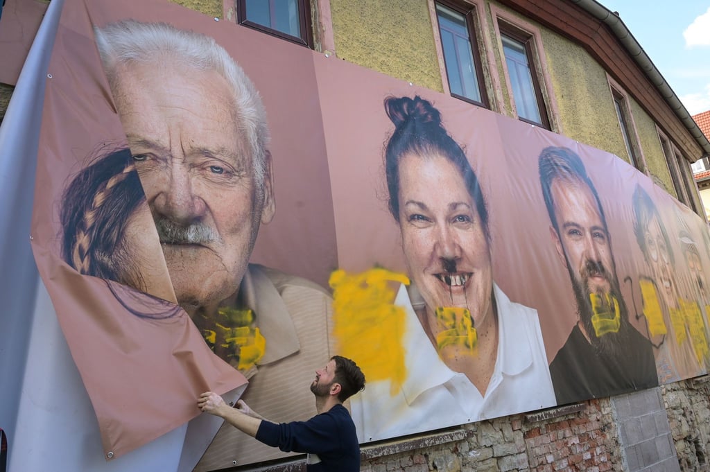 Mit Hakenkreuzen und rechten Parolen sind in Allstedt (Mansfeld-Südharz) diverse Häuserfassaden beschmiert worden - auch ein großformatiges Porträtbanner einer Kunstausstellung ist betroffen.