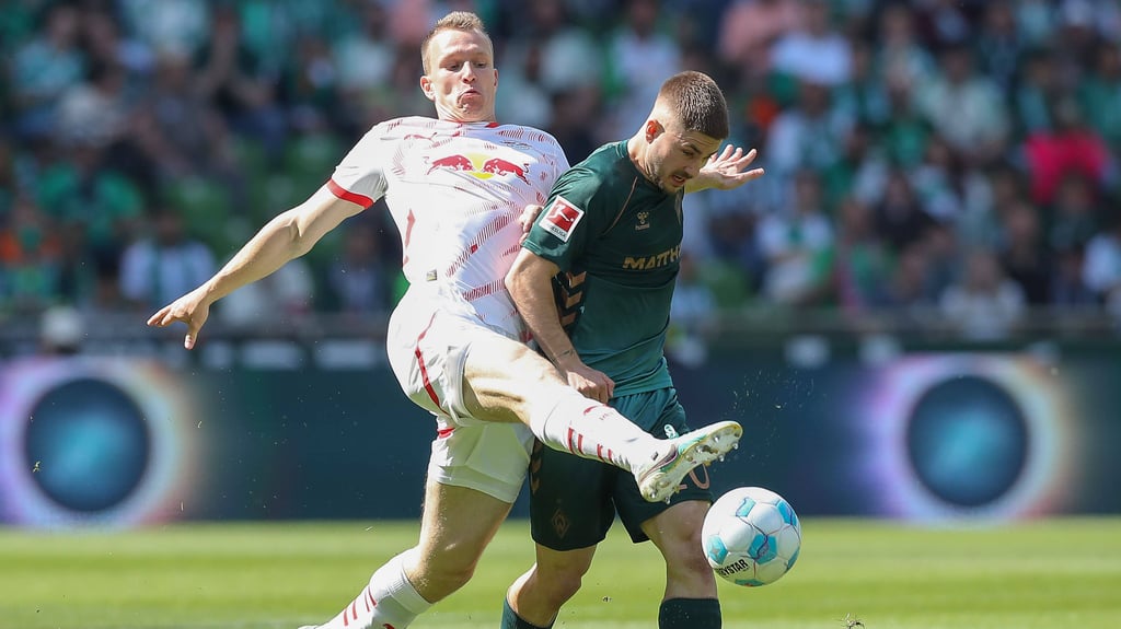 RB-Verteidiger Lukas Klostermann im Zweikampf mit Werders Romano Schmid