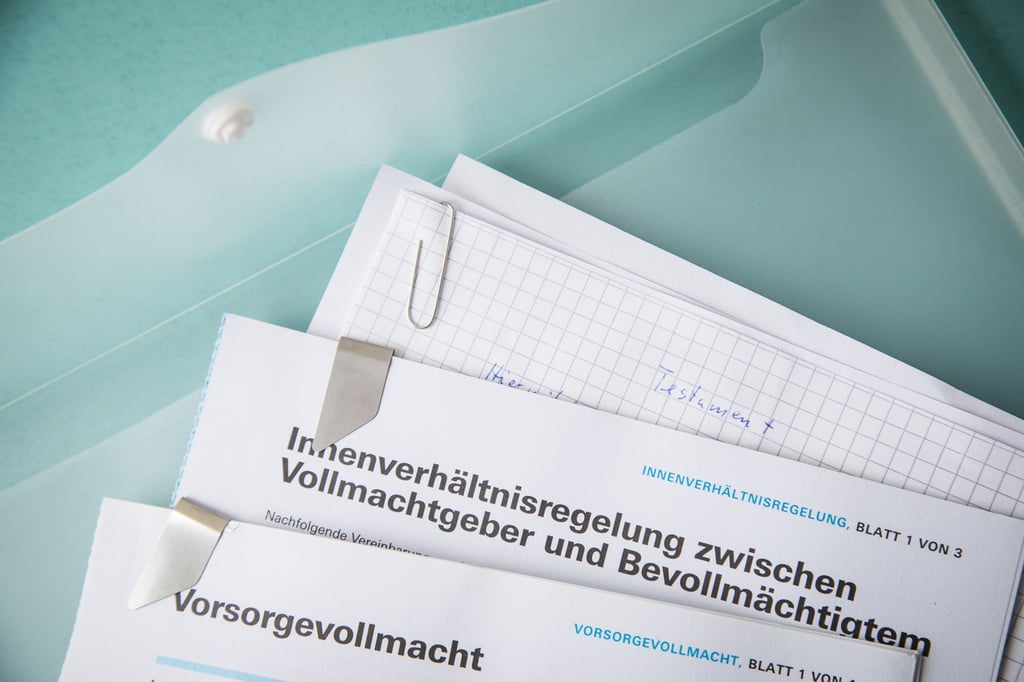 Im Notfall schnell griffbereit: Wer Vorsorgedokumente fein säuberlich abheftet, tut Angehörigen damit einen großen Gefallen.