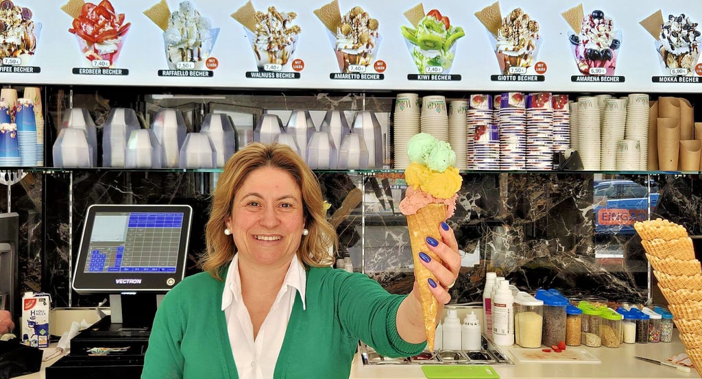 Maria Costa mit einer Eistüte in der Eisdiele Venezia am Burger Markt.
