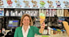 Maria Costa mit einer Eistüte in der Eisdiele Venezia am Burger Markt.