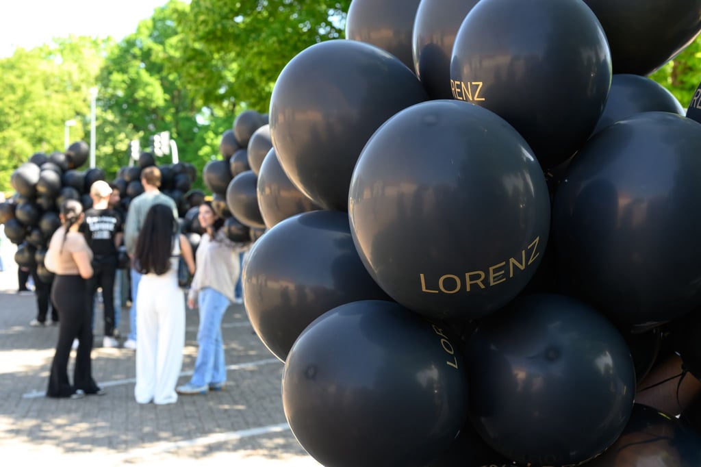 Bei einer Kundgebung für den von der Polizei erschossenen Lorenz steigen schwarze Ballons mit seinem Namen auf.