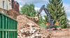  Die Garage ist Geschichte: Die Apoldaer Fuhr- und Baggerfirma David Friedrich reißt derzeit das Haus der Fischers ab. 
