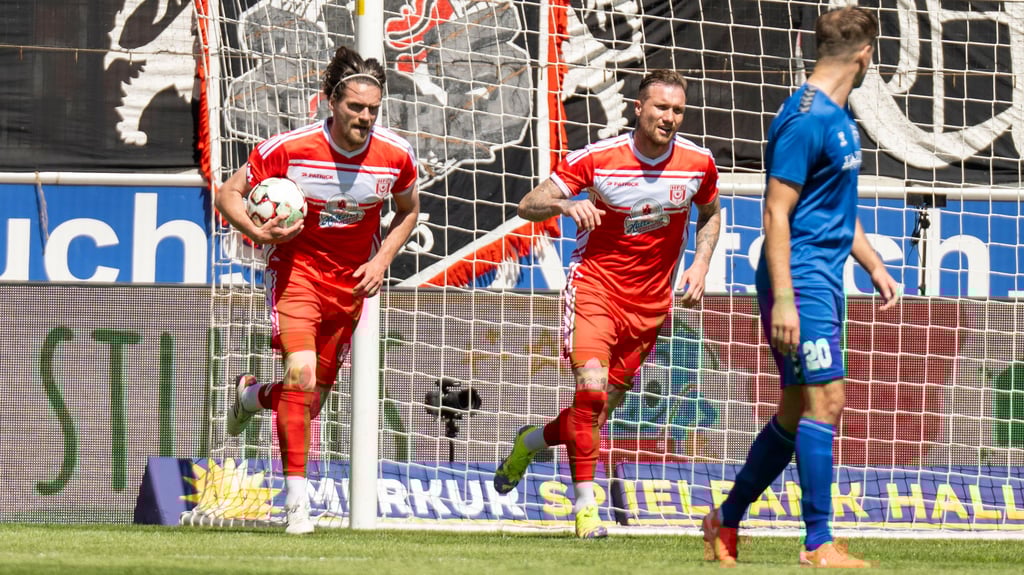 Jonas Nietfeld (l.) brachte den HFC per Elfmeter in Führung.