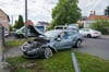 Der Unfallwagen nach dem Zusammenprall mit der Mauer in Pouch. 