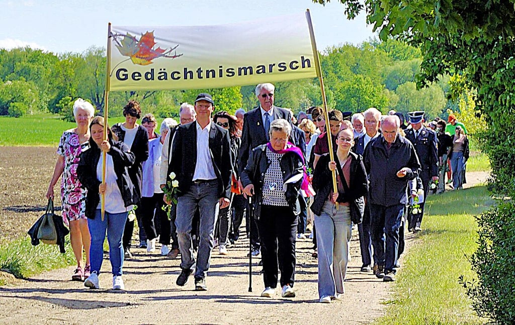 Gedächtnismarsch auf dem Weg zur Gedenkstätte für die Opfer des einstigen Arbeitserziehungslagers Zöschen.