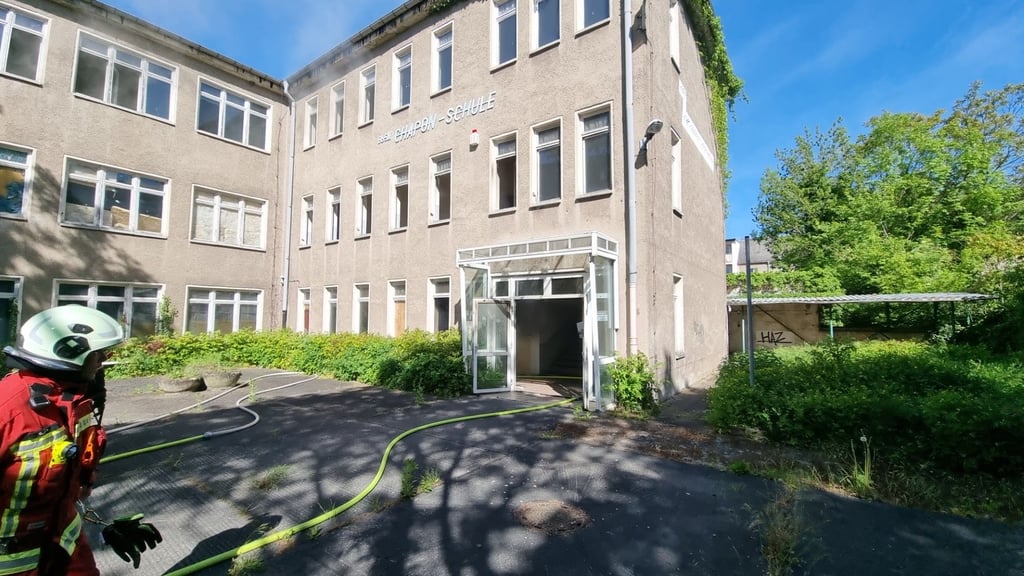 Schläuche wurden in die ehemalige Chaponschule verlegt.