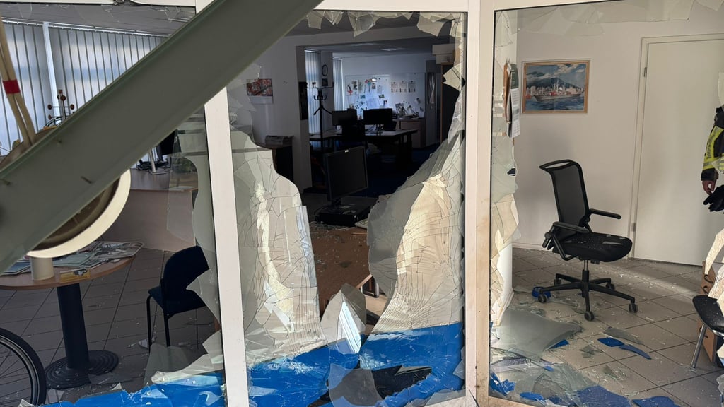 Eine Explosion richtete am Büro der MZ in Sangerhausen großen Schaden an.