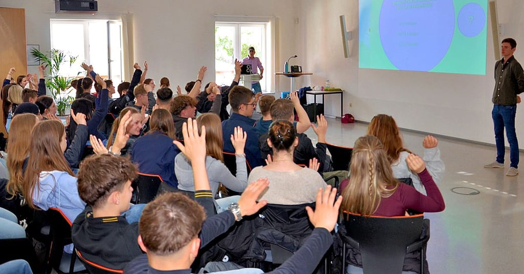 In drei Durchgängen erleben etwa 230 Schüler des Dr.-Frank-Gymnasiums den etwas anderen Physik-Unterricht bei den Stadtwerken Staßfurt.