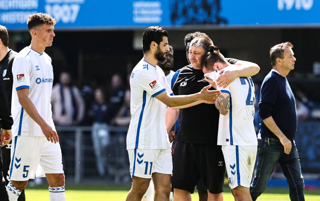 Zeugwart Heiko Horner und Mitspieler Mohammed El Hankouri waren da für Baris Atik im Moment der großen Betrübheit.
