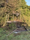 Der Hochsitz nach dem Brand