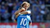 Kiels Lewis Holtby (vorne) wird nach dem Abstieg von Teamkollege Fiete Arp getröstet.